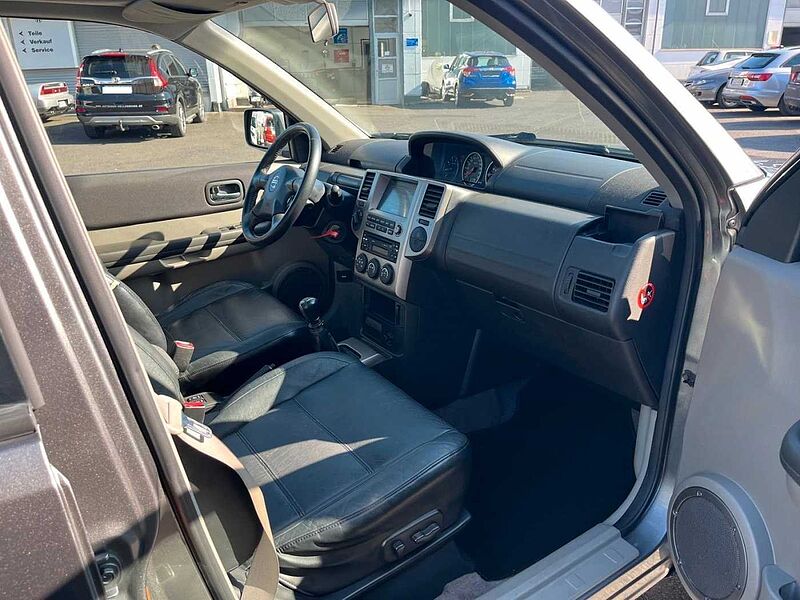Nissan X-Trail 2.2 d  Elegance 4x4 /PANORAMA/NAVI/AHK