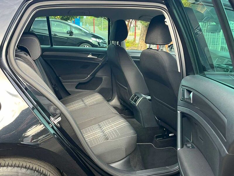 Volkswagen Golf VII Lim. 1.6 TDI Lounge BMT *NAVI*